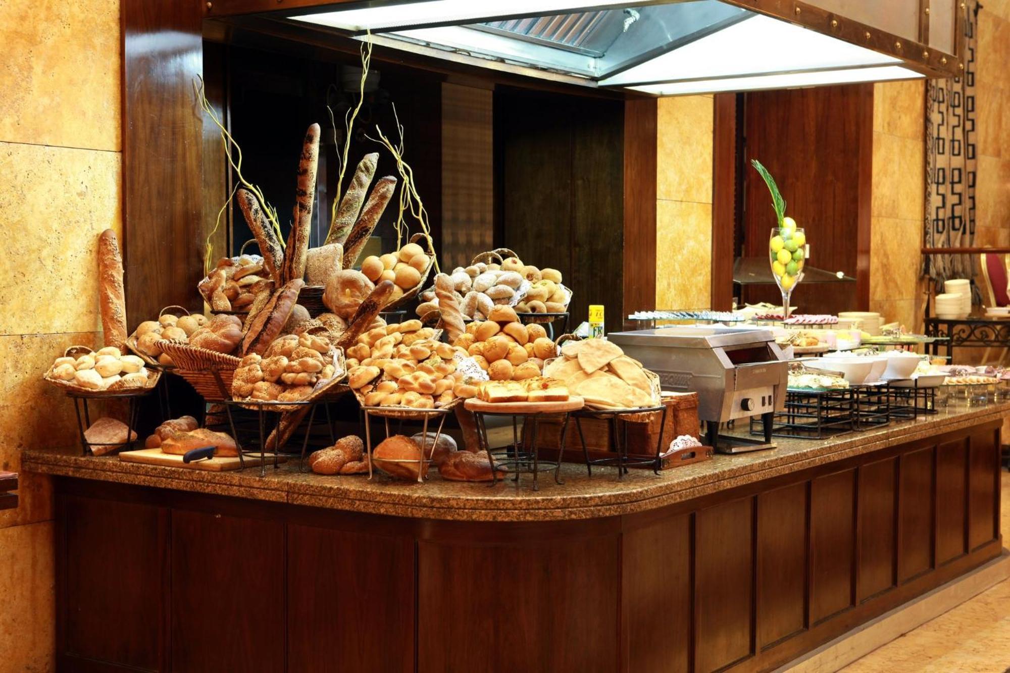 Crowne Plaza Amman By Ihg Hotel Exterior photo A bread station at a buffet